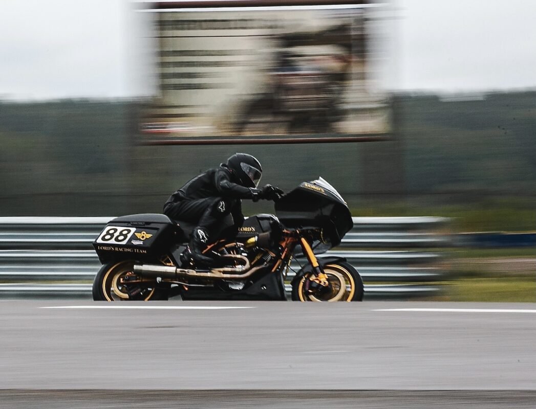harley-bagger-test-drive-racing-circuit