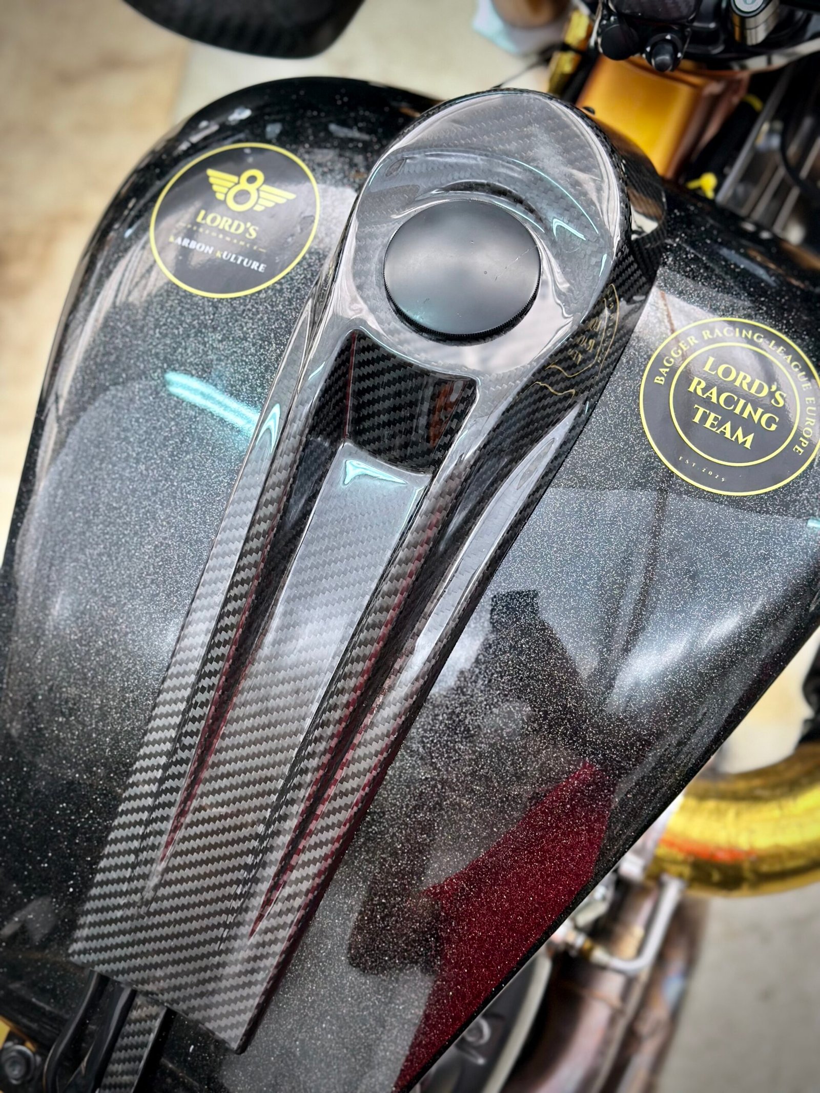 harley-carbon-fiber-dash-with-hole